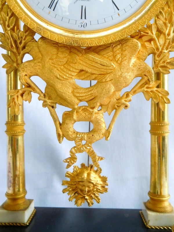 Pendule portique en marbre et bronze doré d'époque Consulat vers 1800-1805