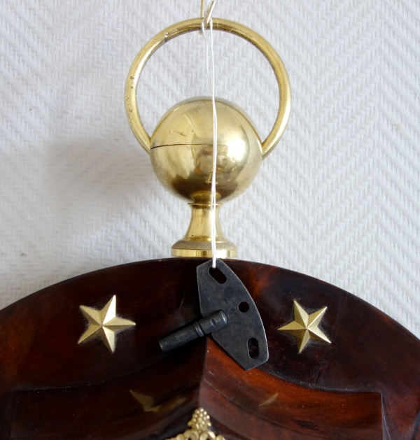 Pendule cartel oeil-de-boeuf Empire en acajou et bronze doré, époque XIXe siècle