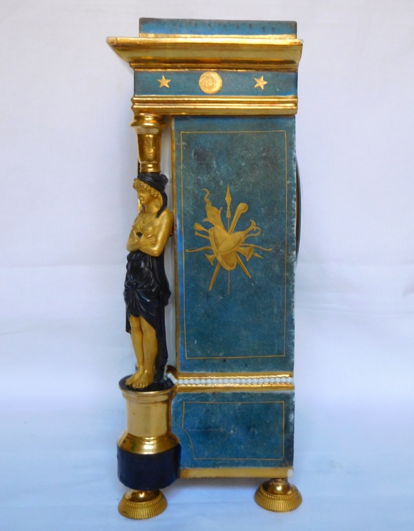 Pendule en porcelaine d'époque Consulat attribuée à Dagoty, vers 1800-1805