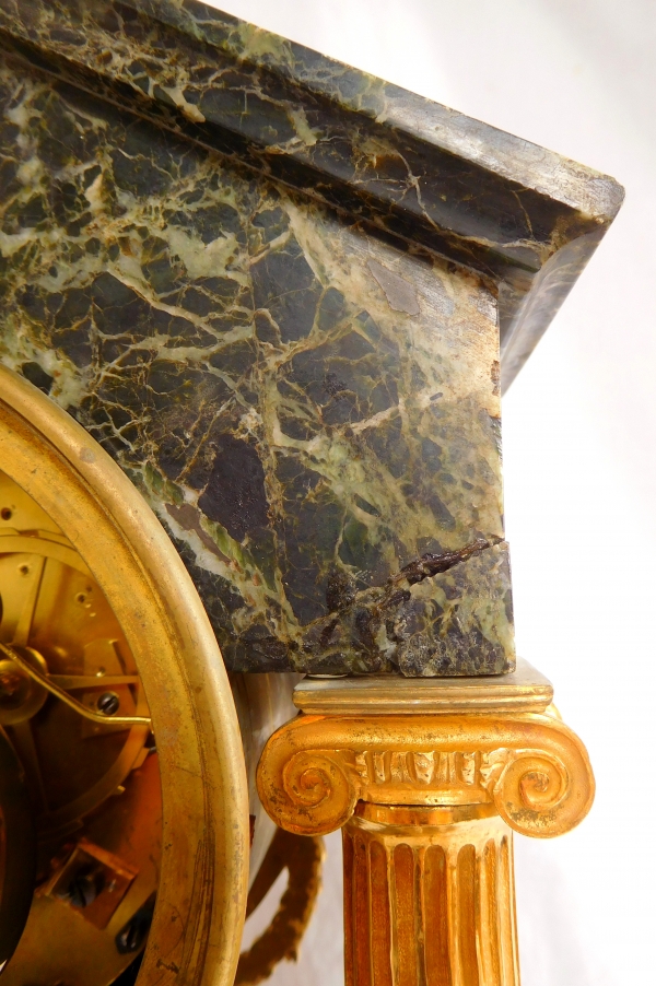 Pendule portique d'époque Consulat Empire en bronze doré et marbre vert de mer