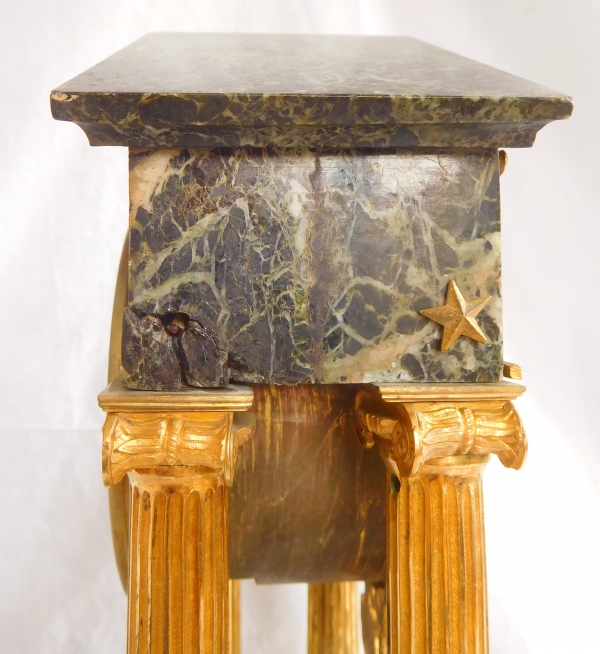 Pendule portique d'époque Consulat Empire en bronze doré et marbre vert de mer