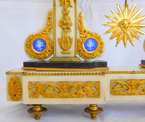 Importante pendule d'époque Louis XVI en marbre, biscuit de Wedgwood et bronze doré