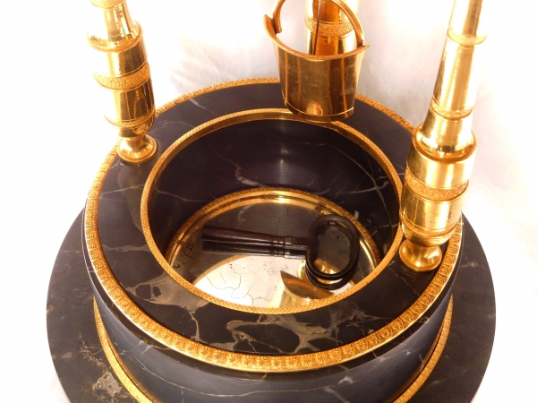 Pendule squelette au puits d'époque Consulat par Cachard - bronze doré et marbre portor