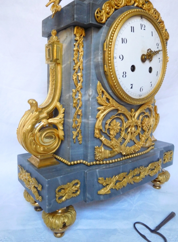 Pendule de style Louis XVI en bronze ciselé et doré à l'or fin & marbre bleu Turquin