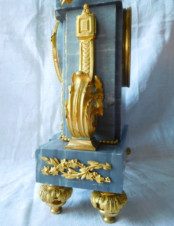 Pendule de style Louis XVI en bronze ciselé et doré à l'or fin & marbre bleu Turquin