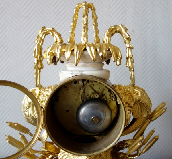 Pendule à la fontaine d'époque Transition Louis XV - Louis XVI - mouvement à complications à calendrier