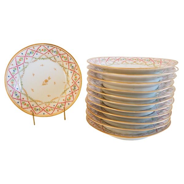 Série de 12 assiettes à dessert en porcelaine d'époque Louis XVI, décor polychrome et or