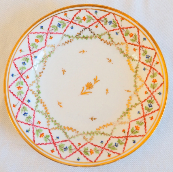Série de 12 assiettes à dessert en porcelaine d'époque Louis XVI, décor polychrome et or