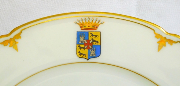 Série de 12 assiettes de table, armoiries polychromes des Comtes de Castelnau - porcelaine XIXe