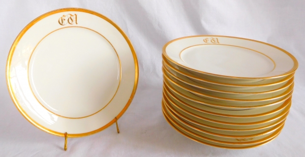 Manufacture Deroche à Paris - série de 12 assiettes de table en porcelaine à filets or, début XIXe