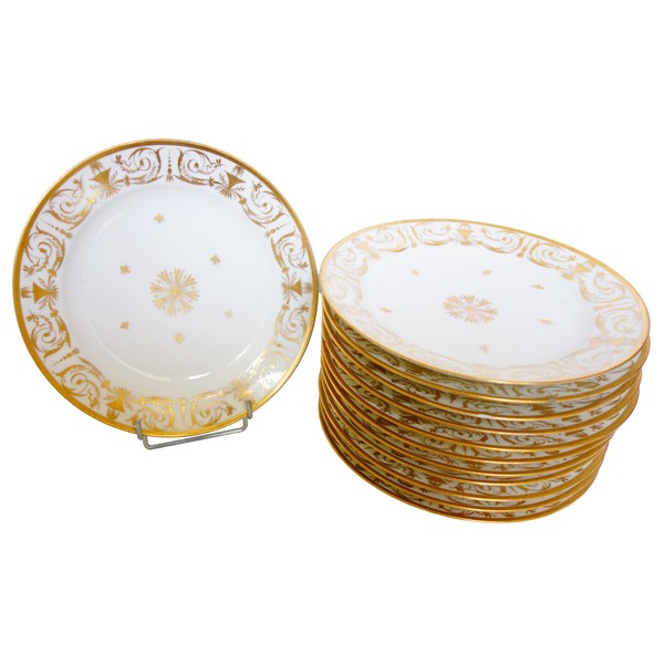 Manufacture de Locré - 12 assiettes de table d'époque Consulat ou Empire en porcelaine dorée