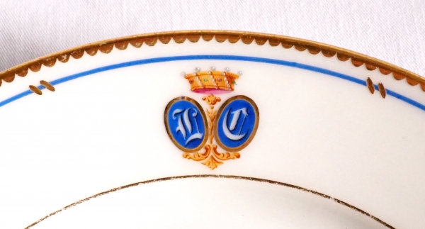 Service de 18 assiettes en porcelaine de Paris dorée, couronne de Baron, époque XIXe siècle