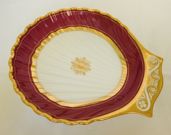 Deux coupes / assiettes de présentation en porcelaine de Paris pourpre et or, époque Restauration