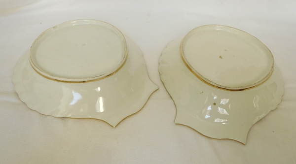 Deux coupes / assiettes de présentation en porcelaine de Paris pourpre et or, époque Restauration