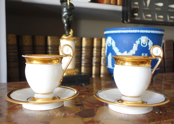 Pair of Empire Paris porcelain coffee cups enhanced with fine gold, early 19th century