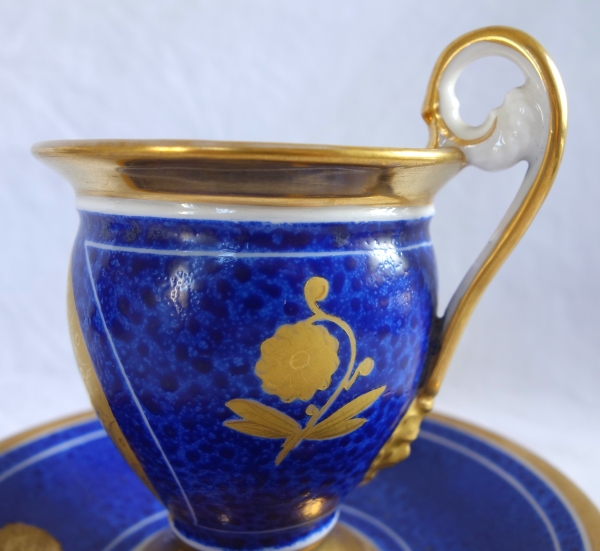 Paire de tasses Empire à décor bleu et or en porcelaine de Paris, époque Restauration