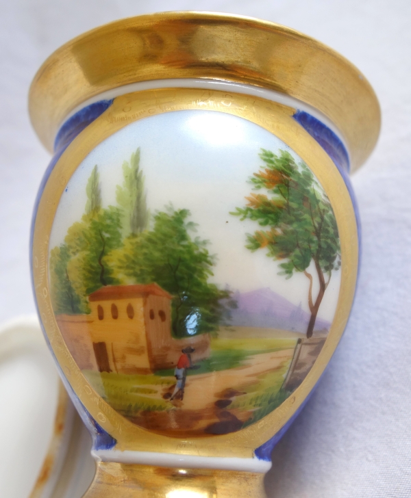Paire de tasses Empire à décor bleu et or en porcelaine de Paris, époque Restauration