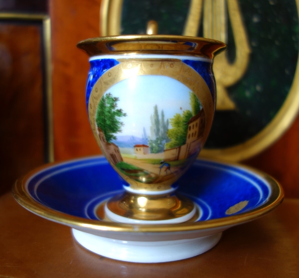Paire de tasses Empire à décor bleu et or en porcelaine de Paris, époque Restauration
