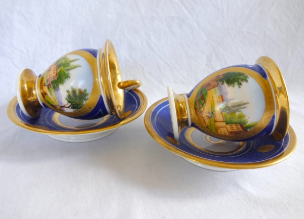 Paire de tasses Empire à décor bleu et or en porcelaine de Paris, époque Restauration
