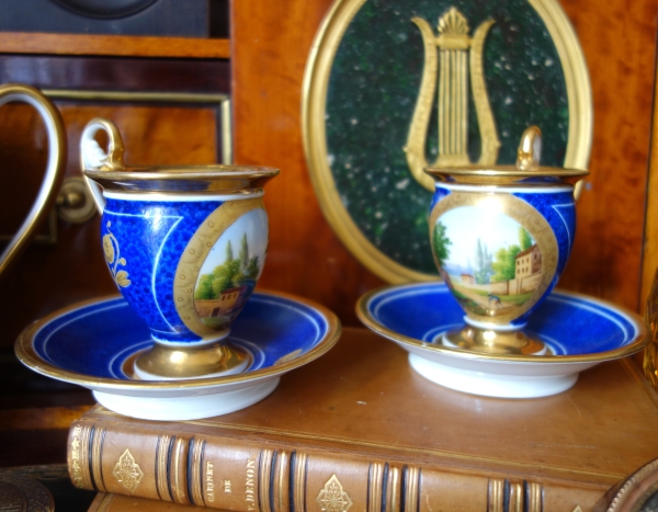 Paire de tasses Empire à décor bleu et or en porcelaine de Paris, époque Restauration