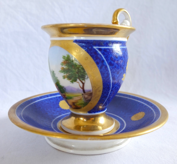 Paire de tasses Empire à décor bleu et or en porcelaine de Paris, époque Restauration