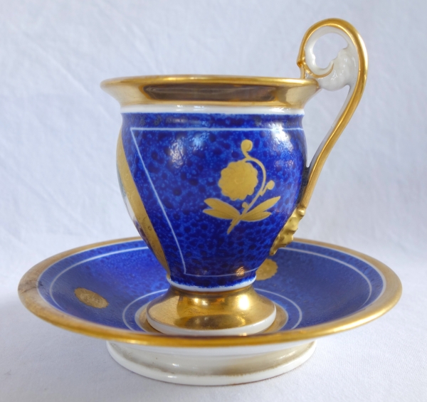 Paire de tasses Empire à décor bleu et or en porcelaine de Paris, époque Restauration