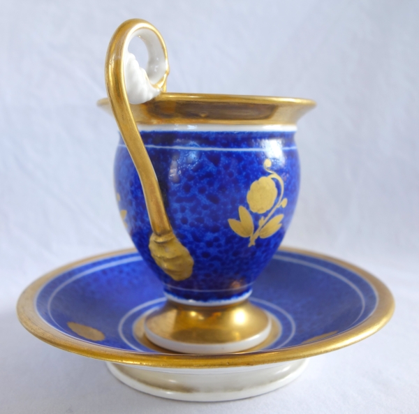 Paire de tasses Empire à décor bleu et or en porcelaine de Paris, époque Restauration