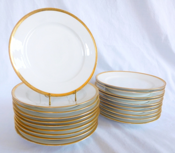 Série de 20 assiettes de table en porcelaine à filets or, fin XVIIIe siècle