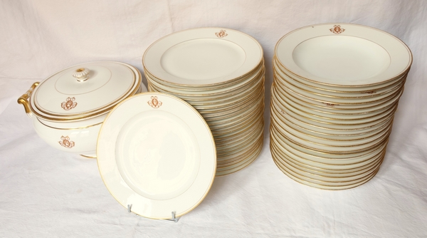 Porcelaine de Sèvres S58 (année 1858) : service de 24 assiettes dorées, signées, époque XIXe