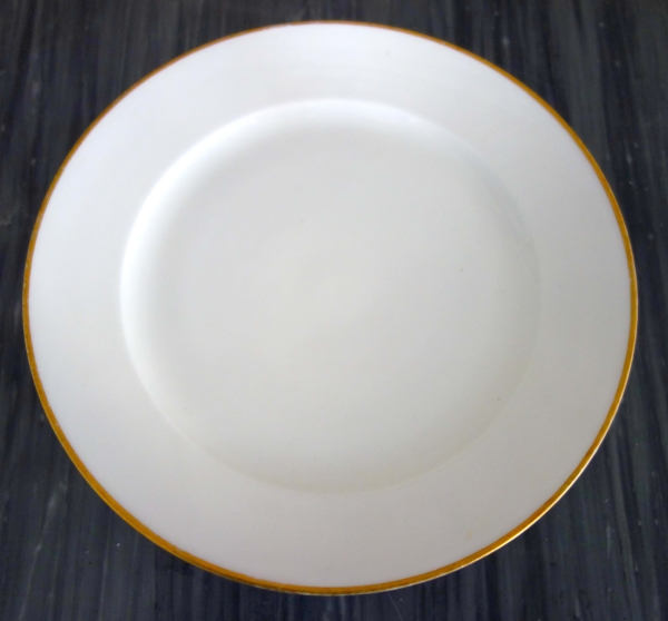 Nast : 12 assiettes de table & 12 à dessert - porcelaine à filet or - époque Empire - signées