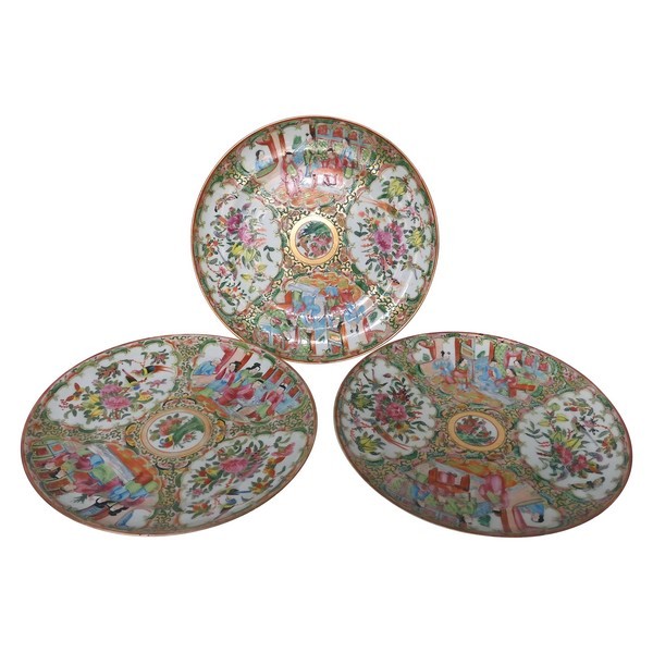 Série de 3 assiettes à dessert en porcelaine de Canton aux scènes de palais