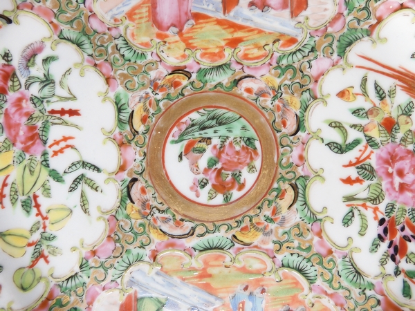 Série de 3 assiettes à dessert en porcelaine de Canton aux scènes de palais