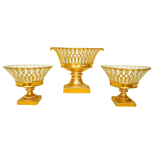 Garniture de 3 coupes ajourées en porcelaine de Paris dorée - époque Restauration vers 1830