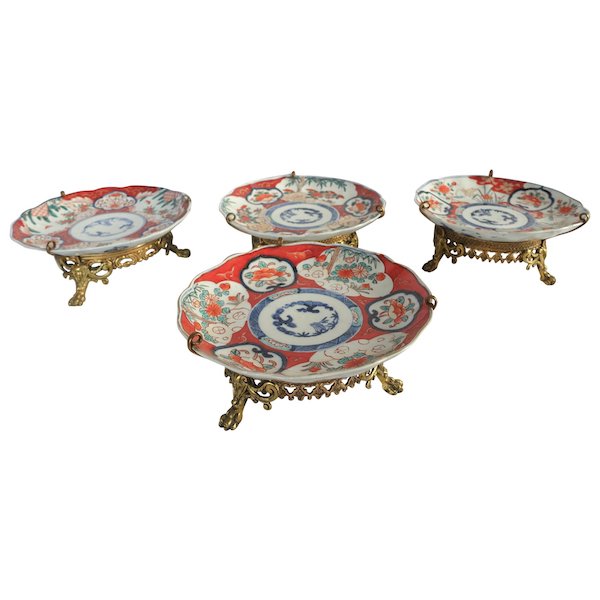 Suite de 4 assiettes montées bronze en porcelaine du Japon à décor Imari