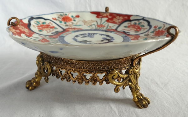 Suite de 4 assiettes montées bronze en porcelaine du Japon à décor Imari