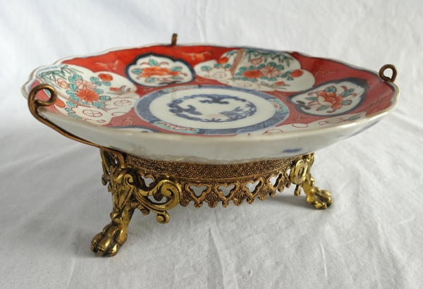 Suite de 4 assiettes montées bronze en porcelaine du Japon à décor Imari