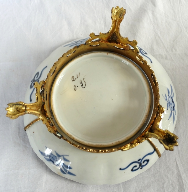 Suite de 4 assiettes montées bronze en porcelaine du Japon à décor Imari