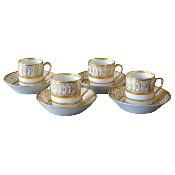 Série de 4 tasses litron Empire en porcelaine de Paris dorée, début XIXe siècle vers 1820