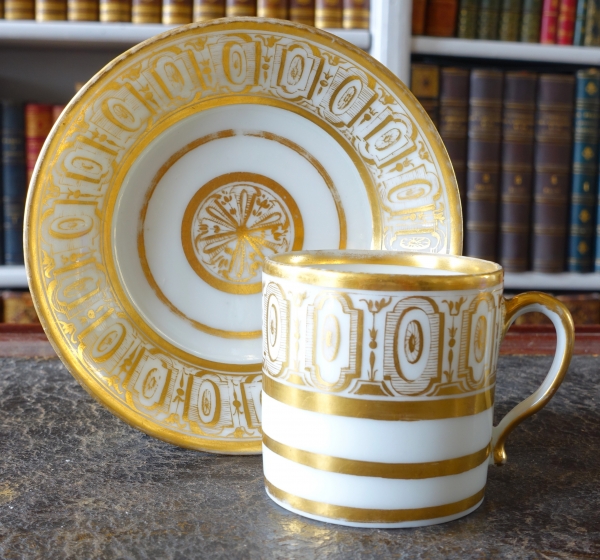 Série de 4 tasses litron Empire en porcelaine de Paris dorée, début XIXe siècle vers 1820