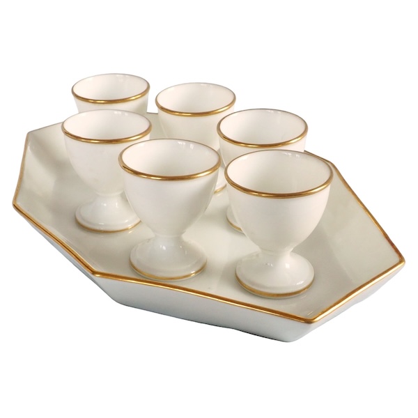 Nast : série de 6 coquetiers d’époque Empire et leur présentoir, porcelaine de Paris blanche et or