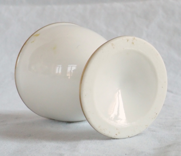 Nast : série de 6 coquetiers d’époque Empire et leur présentoir, porcelaine de Paris blanche et or