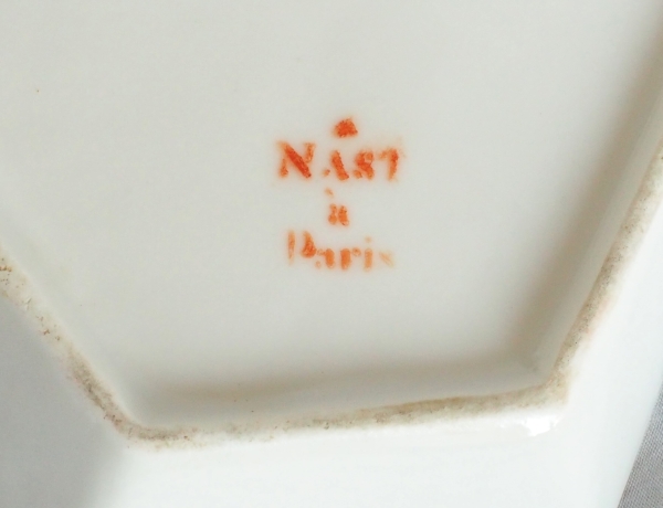 Nast : série de 6 coquetiers d’époque Empire et leur présentoir, porcelaine de Paris blanche et or