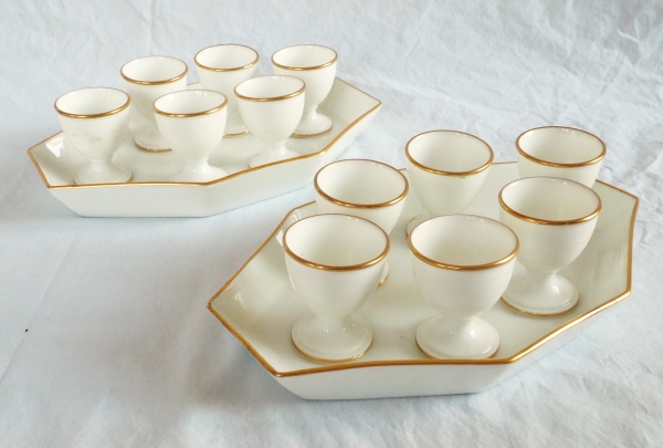 Nast : série de 6 coquetiers d’époque Empire et leur présentoir, porcelaine de Paris blanche et or