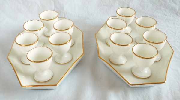 Nast : série de 6 coquetiers d’époque Empire et leur présentoir, porcelaine de Paris blanche et or