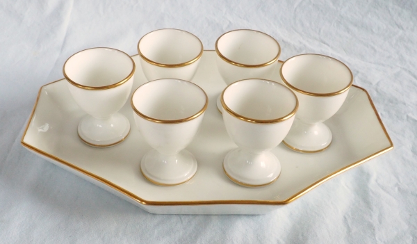 Nast : série de 6 coquetiers d’époque Empire et leur présentoir, porcelaine de Paris blanche et or