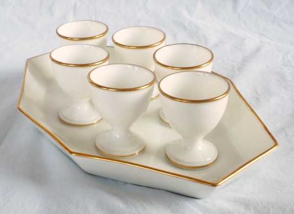 Nast : série de 6 coquetiers d’époque Empire et leur présentoir, porcelaine de Paris blanche et or