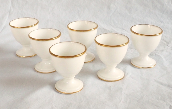 Nast : série de 6 coquetiers d’époque Empire et leur présentoir, porcelaine de Paris blanche et or