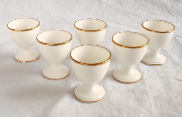 Nast : série de 6 coquetiers d’époque Empire et leur présentoir, porcelaine de Paris blanche et or