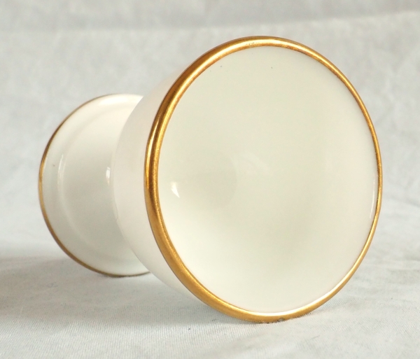 Nast : série de 6 coquetiers d’époque Empire et leur présentoir, porcelaine de Paris blanche et or