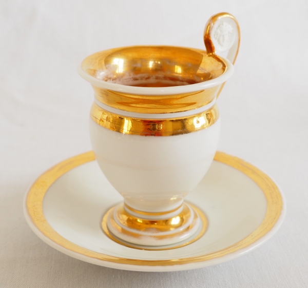 Service à café - 6 tasses ovoïdes Empire en porcelaine de Paris dorée, masques à l'antique